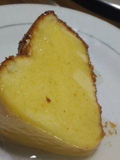 Foto de Bolo de leite condensado com calda de limão